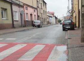 Przebrukowany bedzie ściek uliczny z kostki brukowej (20% kostki nowej) 250,00m, a warstwa ścieralna mieć będzie grubość 5cm.