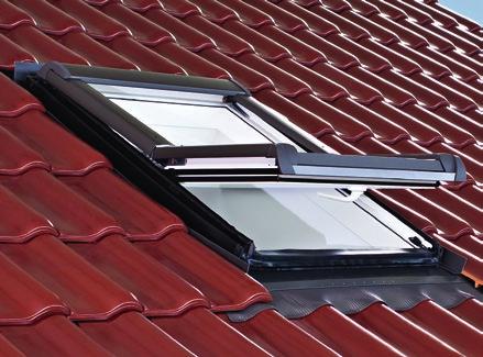 Okna dachowe Maßstab Okna obrotowe Designo R4 H Designo R4 K Materiał Obsługiwane jest za pomocą klamki + oś obrotu w ½ wysokości okna Dane techniczne szklenia PVC Drewno umieszczonej u dołu okna.