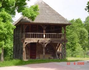 Mikołaja Radziwiłła, wojewodę wileńskiego. Kościół i parafię wyposażył król Zygmunt August.