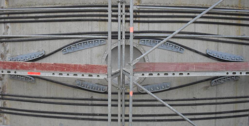 Rysunek 10. Układ stalowych dewiatorów przy otworze technologicznym. Przestrzeń między blachami oporowymi pilastrów została wypełniona zaczynem cementowym i uszczelniona pianką poliuretanową (rys.