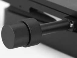 4 Montaż adaptera pośredniczącego Zamontować dostarczony adapter pomiędzy kolumną i przystawką mikroskopu, w celu zrównoważenia powiększonego odstępu pomiędzy napędem ogniskowania i osią optyczną.
