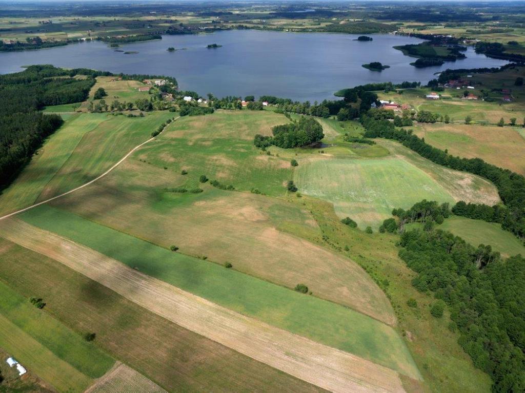 Prywatna plaża Osada Teren osady Osada położona jest na pagórkowatym terenie, z