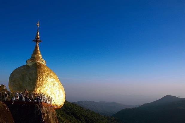 Całkowita waga zebranego tutaj złota może dzisiaj dochodzić do 9 ton. Budowla ma niemal 100 metrów wysokości. * obiad w dniu przylotu jest uzależniony od pory dnia w której nastąpi przylot do Birmy.