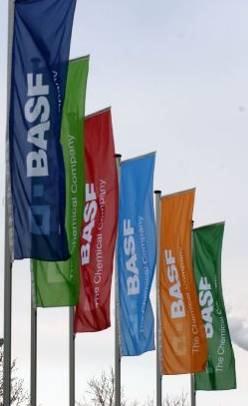 BASF The Chemical Company Największa firma chemiczna na świecie Nasze produkty są używane w prawie każdej gałęzi gospodarki Łączymy sukces finansowy z odpowiedzialnością społeczną i ochroną