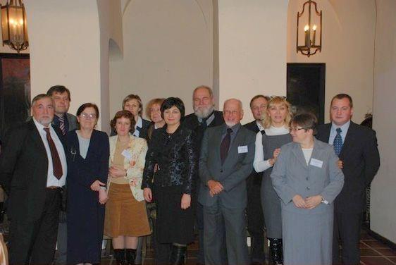 Artykuły naukowe Foto 1. Pracownicy i goście Katedry Filologii Polskiej UW podczas obchodów 10-lecia tej placówki (2003) Źródło: archiwum własne autorki. z 2003 roku?
