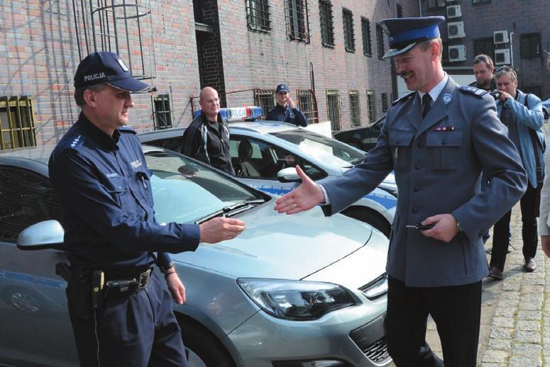 Na wsparcie policji zabrzański samorząd przekazał w tym roku 1,2 miliona złotych Dla komendy i komisariatów Kluczyki do nowych samochodów wręcza mł. insp.