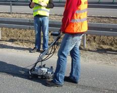 Przyjęty układ konstrukcyjny oraz koncepcję elektronicznego układu pomiaru i sterowania miernika przedstawiono na rysunkach (rys.