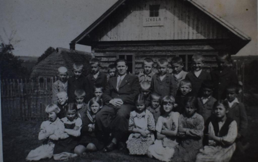 HISTORIA SZKOŁY W BELNEJ Początki szkoły powszechnej w Belnej sięgają 1903 roku. W latach 1903-1911 funkcjonowała tam klasa 5 klasa szkoły męskiej.