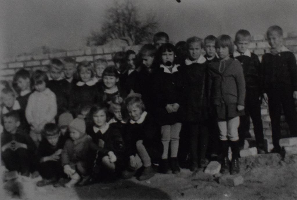 Dzieci z Belnej na tle powstającej szkoły