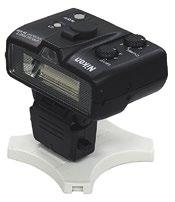 trzy grupy zdalne i cztery kanały przy użyciu sterownika błysku SU-800 i zdalnie wyzwalanych lamp SB-R200 w celu uzyskania kreatywnego oświetlenia z lewej, prawej, z góry lub poniżej obiektu Łatwe