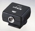 Adapter do makrofotografii SW-11 Służy do kierowania światła z lampy błyskowej SB-R200 w kierunku osi optycznej, co jest szczególnie przydatne przy zdjęciach z bardzo małej odległości.