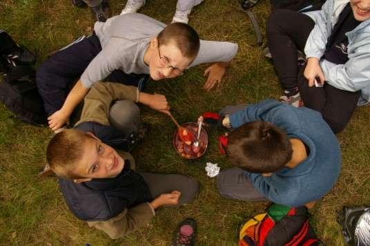 Kisiel z ogniska jest pyszny! KATYŃ 17 września (poniedziałek) p. Elżbieta Grabowska wraz z klasą 6D udała się pod pomnik Poległych i Pomordowanych na Wschodzie przy ul.