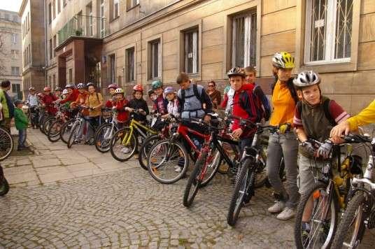 Liczna grupa rowerzystów przed budynkiem szkoły APEL RZĄDU SZKOŁY 24 września (poniedziałek) na drugiej godzinie lekcyjnej odbył się apel podczas którego poznaliśmy uczniów wybranych do Rządu Szkoły.