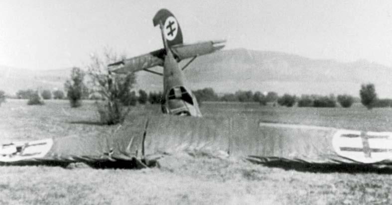 Lotnisko Išla pod Prešovem rozbity podczas lądowania 9 września 1939 r. samolot myśliwski typu Avia B. 534. Zbiory VHU Bratysława jeden chłopiec. O godz. 13.