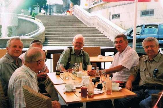 Kadra profesorska: Obok u dołu, od lewej: mgr Bolesław KOTOWICZ - wychowawca, nauczyciel przysposobienia wojskowego, mgr Henryk GĘBSKI - dyrektor. Pionowo od góry: mgr inż.