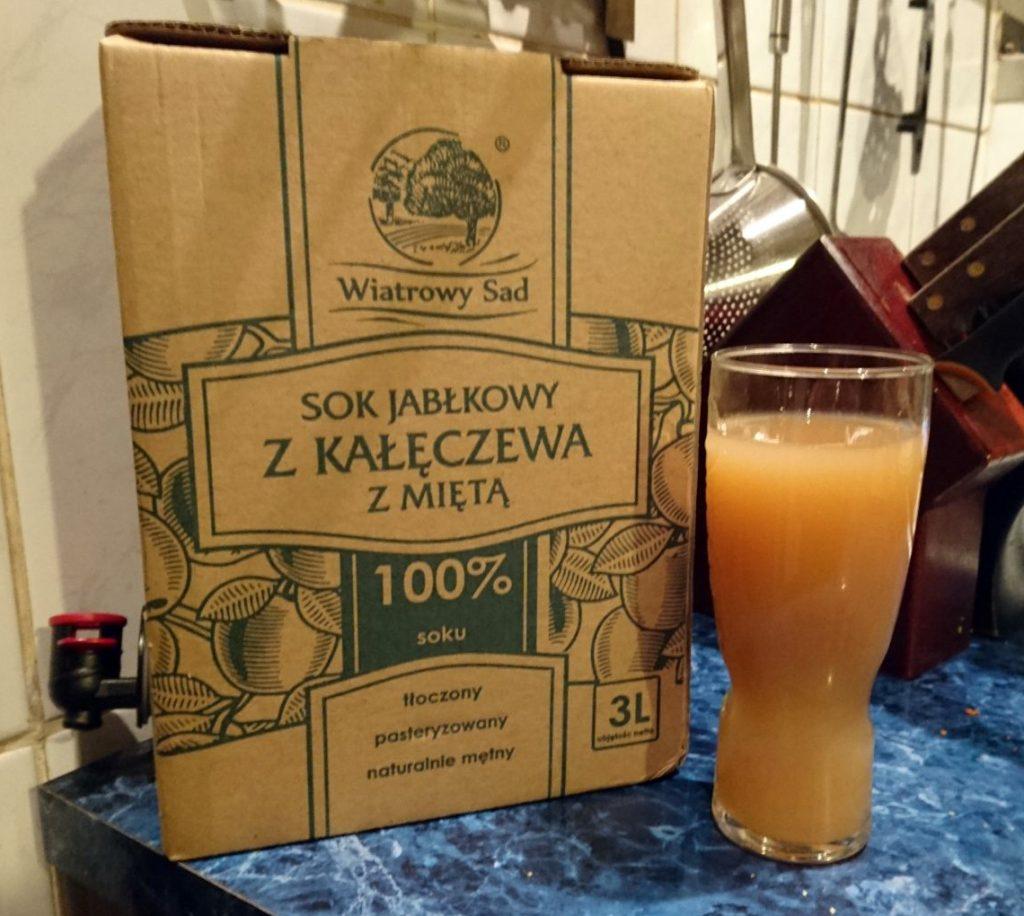 Naturalnie mętny tłoczony sok jabłkowy jest też bazą do innych produktów tej rodzinnej tłoczni, wśród nich są: Jabłko z miętą, ale nie taka jak jest w popularnych