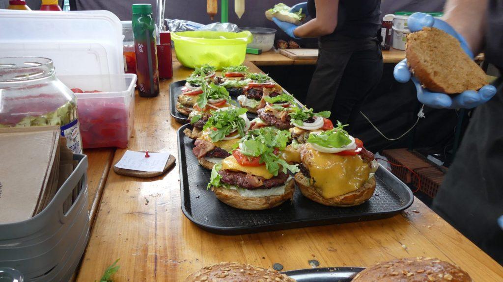 dobrze ja też się na samą myśl o tym głodny robię. Żeberka to coś, co musicie spróbować, długo pieczone w niskiej temperaturze w opiekanym drewnem BBQ.