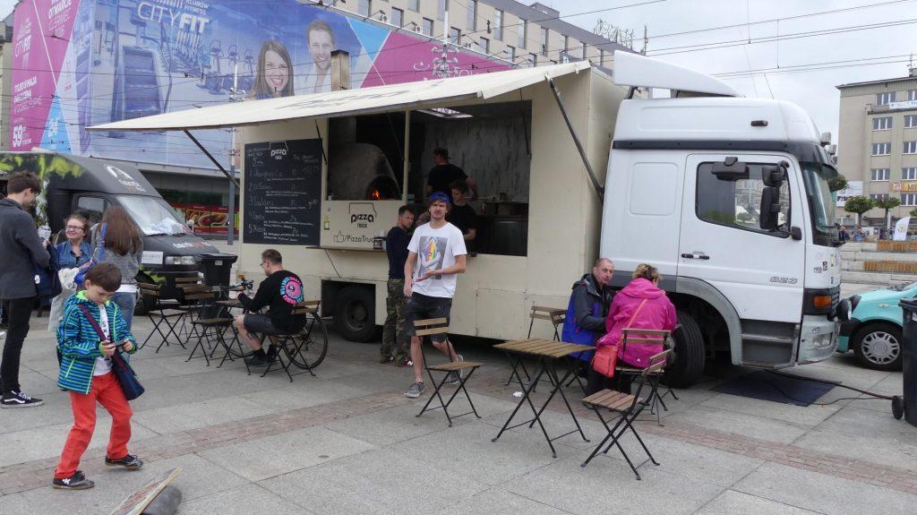 Pizza Truck Tak naprawdę to prawdziwa ciężarówka marki mercedes z jedzeniem,