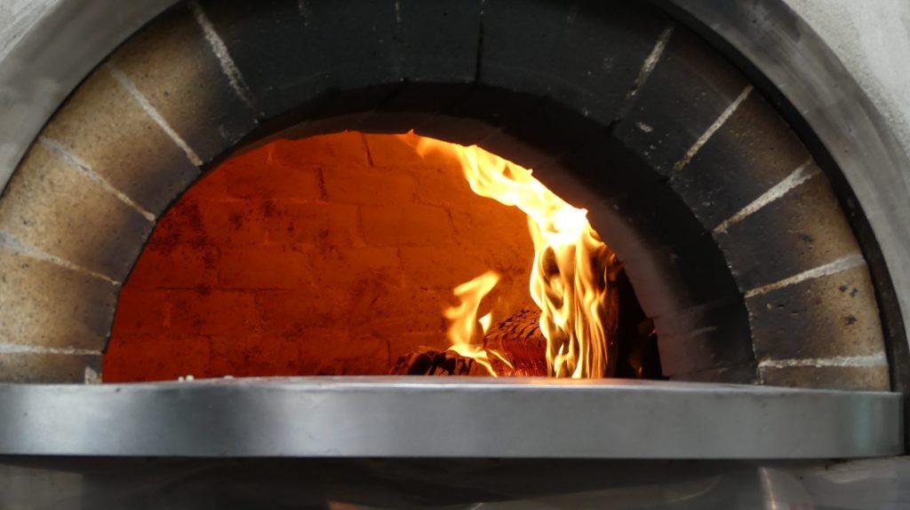 Ich pizza z opalanego drzewem pieca ma naprawdę niesamowity smak, a składniki, jakie używają do jej tworzenia, są najwyższej jakości.