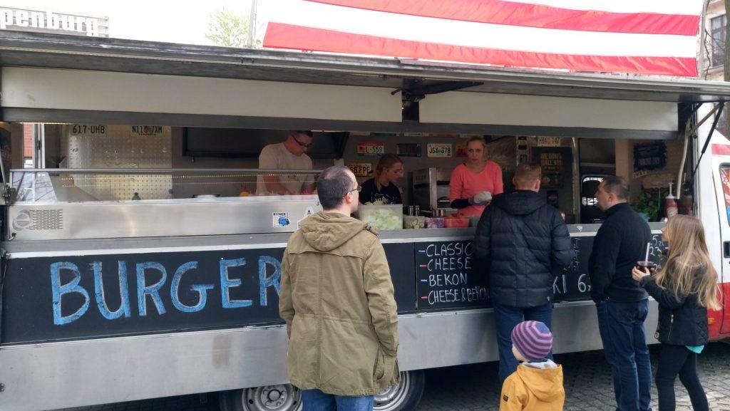 American Food Truck Ta Warszawska ekipa serwuje doskonałe burgery i frytki.