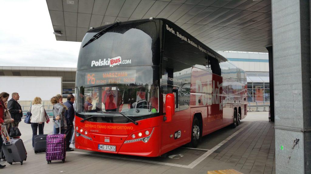 Wszystkie autobusy są wyposażone w skórzane fotele, pod nimi są umieszczone gniazdka 230 V, klimatyzację, oraz toaletę dostępną dla pasażerów.