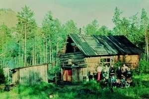 starej chatki geologów rozgrzewanie się przy ognisku w trakcie