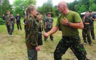 Ostatni Pluton Obóz militarny 13-15 / 15-18 lat manewry taktyczne: zajęcia z bronią paintballową, ćwiczenie zwinności, szybkości i celności, szereg scenariuszy wymagających zgrania i współpracy w