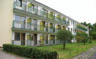 Ośrodek składa się z 2 pawilonów hotelowych, 3 kondygnacyjnych oraz budynku głównego, w którym mieści się jadalnia, kawiarnia z salą dyskotekową i słonecznym tarasem, sala telewizyjno - taneczna,