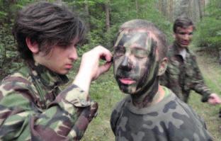 Każdy uczestnik dostanie na czas zajęć karabinek paintballowy, mundur, rękawice, maskę, ochraniacz na krtań oraz kamizelkę ochronną, a podczas zajęć nocnych dodatkowo kamizelkę odblaskową; przez cały