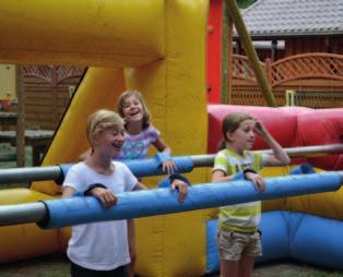 Zakręcone wakacje Obóz odlotowy 8-12 / 12-16 lat Multisport : walki wręcz w strojach Sumo, wyścigi zespołów na nartach wieloosobowych, szczudłach i w workach, bieg w taśmie, przelewanie wody przez