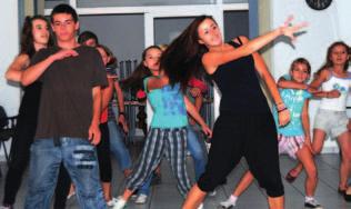 Breakdance: rodzaj specyficznego i unikatowego tańca z dużą ilością elementów siłowo-sprawnościowych oraz kroków wykonywanych w parterze, czyli rękami i nogami na ziemi.