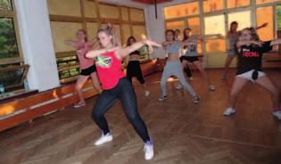 w breakdance nie ma ścisłego zakresu ruchów, co odróżnia go od większości stylów tańca. Ruchy można tworzyć samemu w oparciu o znane wcześniej kombinacje. House: to styl niezwykle energetyczny.