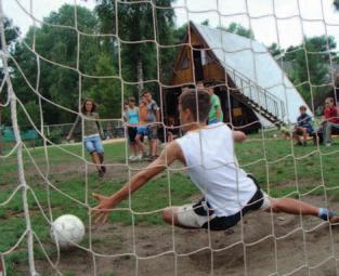 Do dyspozycji obozowiczów: jadalnia, świetlica ze sprzętem dyskotekowym, sala bilardowa, tenis stołowy, boisko do piłki nożnej, siatkówki plażowej i koszykówki, plac zabaw oraz krąg ogniskowy.