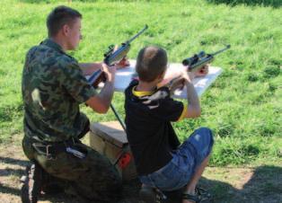 (gotowanie, filtry, destylacja, uzdatnianie chemiczne), rozpoznawanie jadalnych roślin i grzybów oraz tropów leśnych zwierząt, budowa podstawowych narzędzi, broni i pułapek, przewidywanie pogody, ABC