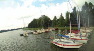 W bezpośrednim sąsiedztwie znajduje się własny port jachtowy i tor quadowy. Zakwaterowanie: Kolonia Żeglarska: 6 osobowe (dwa pokoje), drewniane domki campingowe typu Mikołajki.