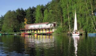 Obozowicze zakwaterowani będą w drewnianych domkach campingowych 6-7 osobowych typu Brda oraz 3-4 osobowych typu Chata usytuowanych na 5,5 hektarowym terenie, w suchym, sosnowym lesie, w dolinie