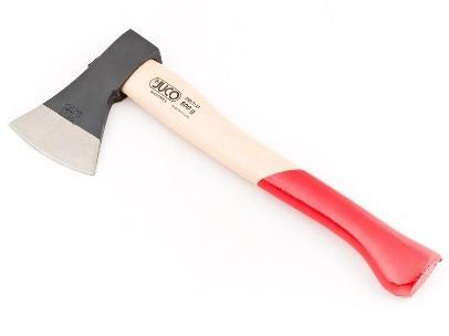 hewing axe), a także mniejsze z zaokrągloną krawędzią tnącą i ostrym, cienkim noskiem ostrza, który umożliwia robienie wcięć i zagłębień (carving axe).