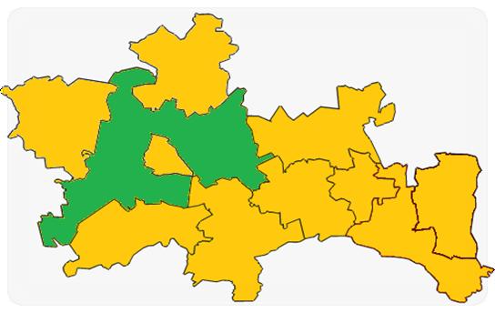 terenie przecina się kilka dróg oraz linii kolejowych o znaczeniu regionalnym, krajowym i międzynarodowym.