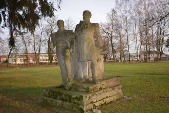kościół neogotycki z końca XIX w. i stary cmentarz w Jasienicy; kościół garnizonowy z początku XX w.