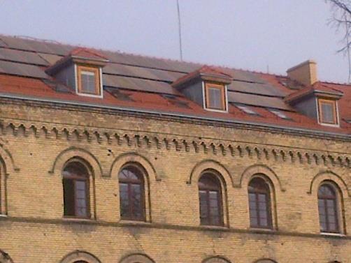 paneli fotowoltaicznych 7. Panele ze względu na decyzje konserwatora zabytków musiały być dopasowane kolorem do pokrycia dachu 8.