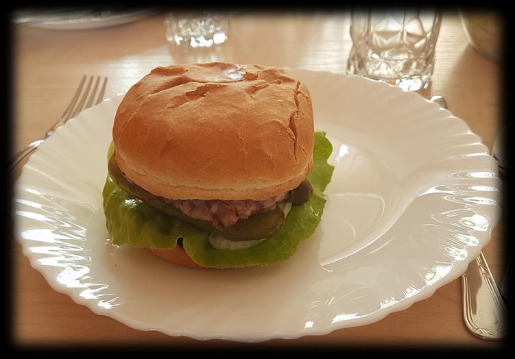 Burgery z grilla Sos - pół małego słoika majonezu - 1 łyżka musztardy - 1 łyżka ketchupu - 1 łyżka chrzanu - 1 łyżka curry w proszku - chilli w proszku - sól - pieprz - 80 dag mielonej wołowiny (na 4