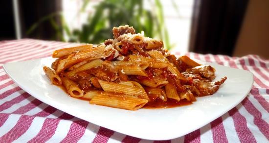PENNE Z KURCZAKIEM W SOSIE POMIDOROWYM Penne, rigatoni i wszystkie inne rurki, kto ich nie lubi? Wszystkie makarony w smaku są zwykle do siebie podobne, ale rurki mają w sobie coś szczególnego.
