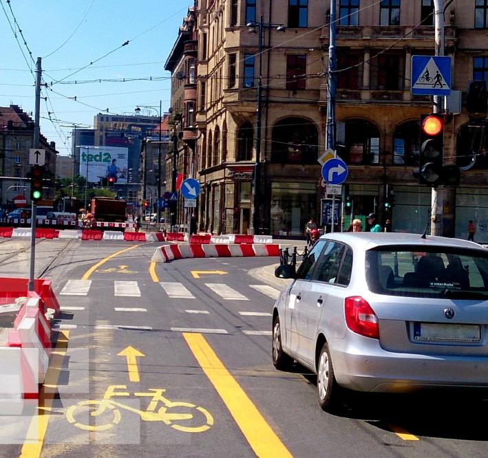 Remonty ZASADY: - przy prowadzeniu robót drogowych lub innych, które uniemożliwiają korzystanie z tras rowerowych należy zapewnić oznakowany objazd, zapewniający bezpieczeństwo, wygodę i płynność