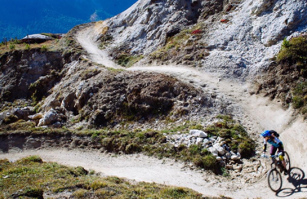 Zrównoważone trasy MTB - singletrack PARAMETRY: - szerokość; - nawierzchnia; - nachylenie; - zabezpieczenie przed