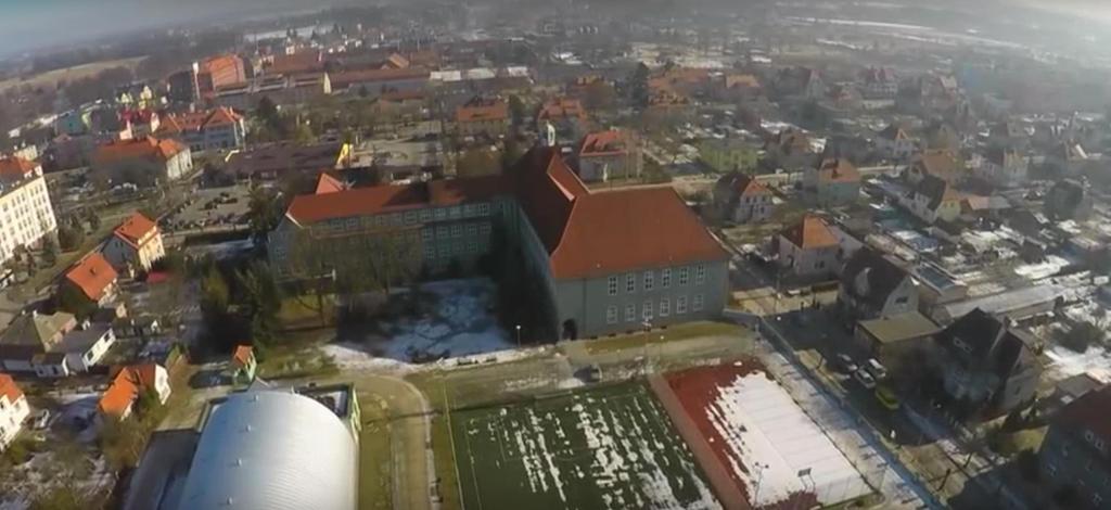 I Liceum Ogólnokształcące mieści się w pięknym i przestronnym budynku powstałym w 1929 roku według projektu znanego berlińskiego architekta Hansa Spitznera.
