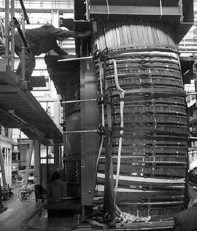 W takim przypadku może dojść do przemieszczenia fragmentu uzwojenia i tym samym zmniejszenia sił prasujących, co ostatecznie prowadzi do opisanych wcześniej mechanizmów awarii [142].