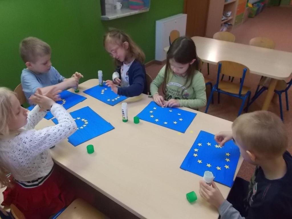 Unia Europejska w oczach dziecka. Wycieczka do Białołęckiego Centrum Kultury na przedstawienie Kot w Butach 12 maja dzieci z grup Misie, Słoneczka, Krabiki i Motylki były na wycieczce.