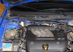 VW GOLF IV: Wymiana filtrów KABINOWEGO I POWIETRZA Wymiana filtra kabinowego 2 Kaseta filtra powietrza 1 4 Filtr znajduje się pod maską, w okolicy podszybia (po lewej stronie samochodu, czyli przed