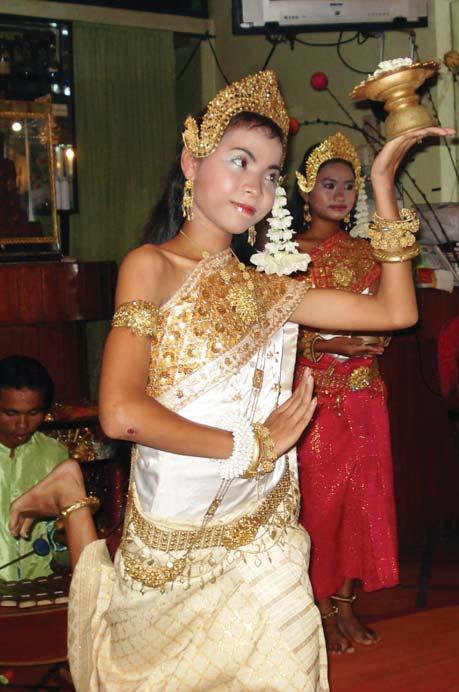Wieczorem pobyt w Siem Reap, gdzie jest wiele dobrych restauracji i atrakcyjnych barów. Nocleg w Siem Reap. Dzień 10: Rano przejazd na lotnisko i wylot do stolicy Malezji, Kuala Lumpur.