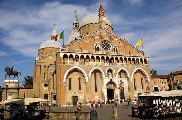 7 dzień - śniadanie wykwaterowanie i przejazd do sanktuarium w Lanciano. To tutaj objawił się pierwszy cud eucharystyczny w kościele katolickim. Następnie przejazd do Loreto.